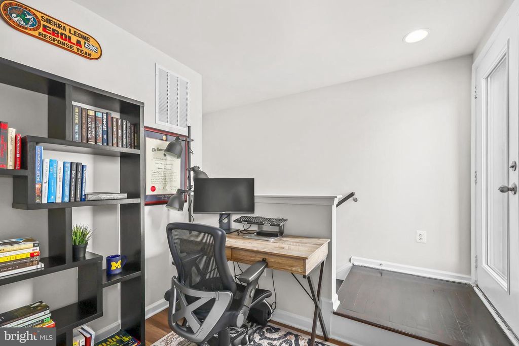 Image 23 of property listing at 4925 VISTA GLEN LN, Lanham, MD 20706