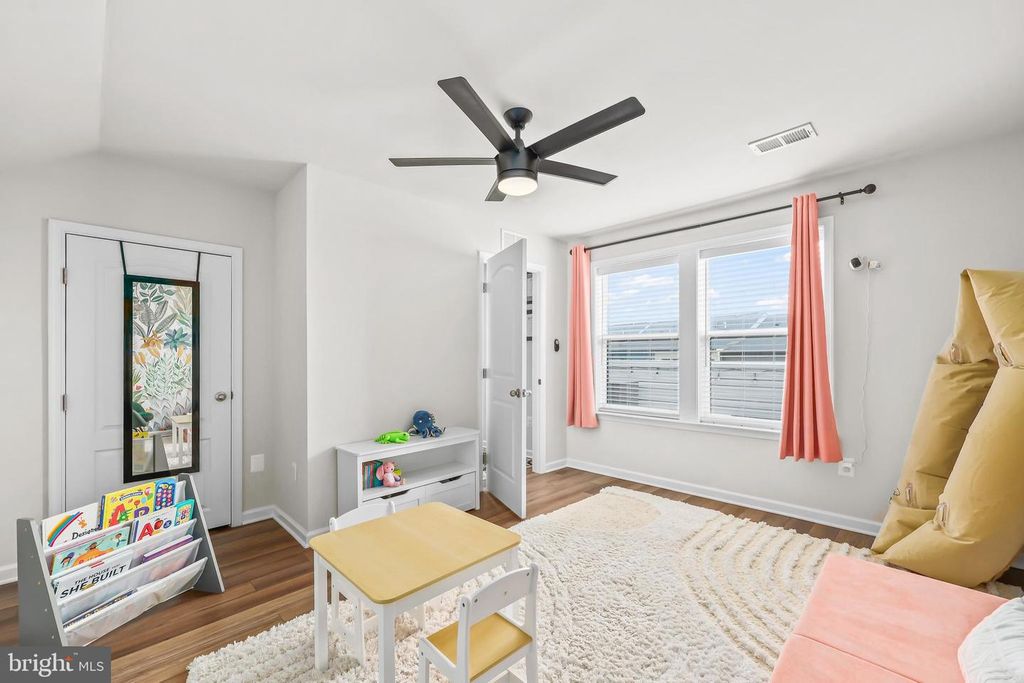 Image 25 of property listing at 4925 VISTA GLEN LN, Lanham, MD 20706