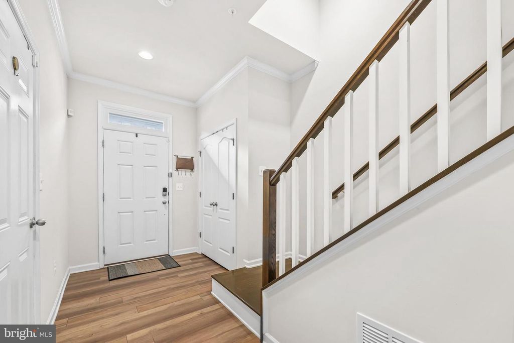 Image 27 of property listing at 4925 VISTA GLEN LN, Lanham, MD 20706