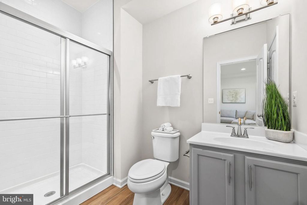 Image 28 of property listing at 4925 VISTA GLEN LN, Lanham, MD 20706