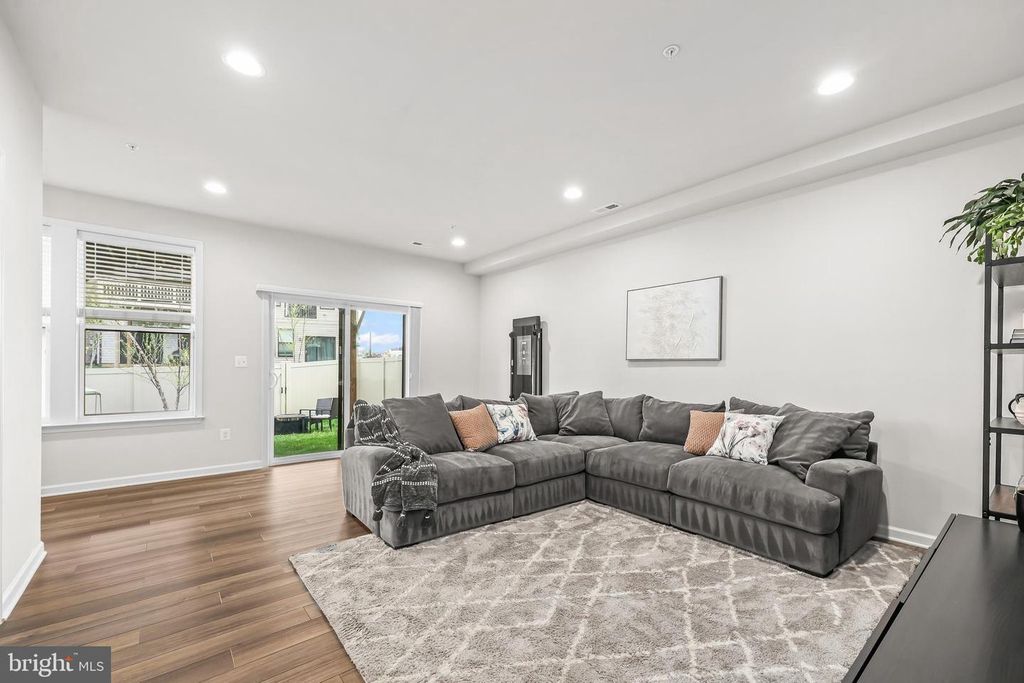 Image 29 of property listing at 4925 VISTA GLEN LN, Lanham, MD 20706