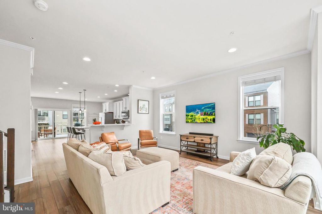 Image 3 of property listing at 4925 VISTA GLEN LN, Lanham, MD 20706