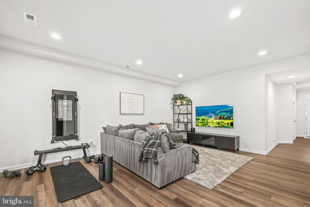 Image 30 of property listing at 4925 VISTA GLEN LN, Lanham, MD 20706