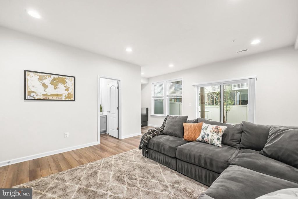 Image 31 of property listing at 4925 VISTA GLEN LN, Lanham, MD 20706