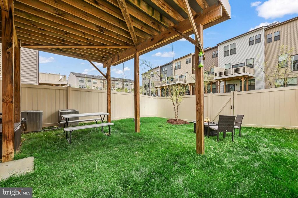 Image 32 of property listing at 4925 VISTA GLEN LN, Lanham, MD 20706