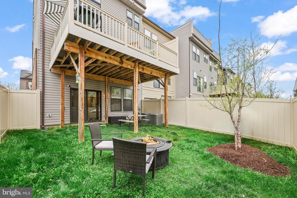 Image 33 of property listing at 4925 VISTA GLEN LN, Lanham, MD 20706