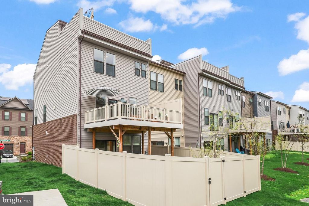 Image 34 of property listing at 4925 VISTA GLEN LN, Lanham, MD 20706