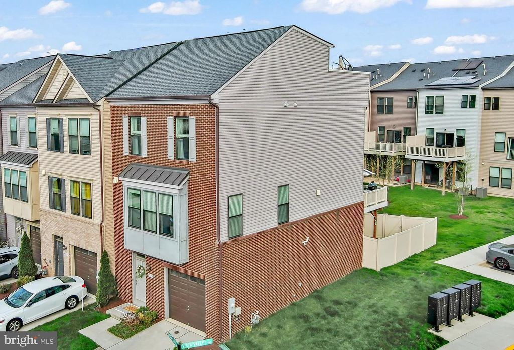 Image 35 of property listing at 4925 VISTA GLEN LN, Lanham, MD 20706