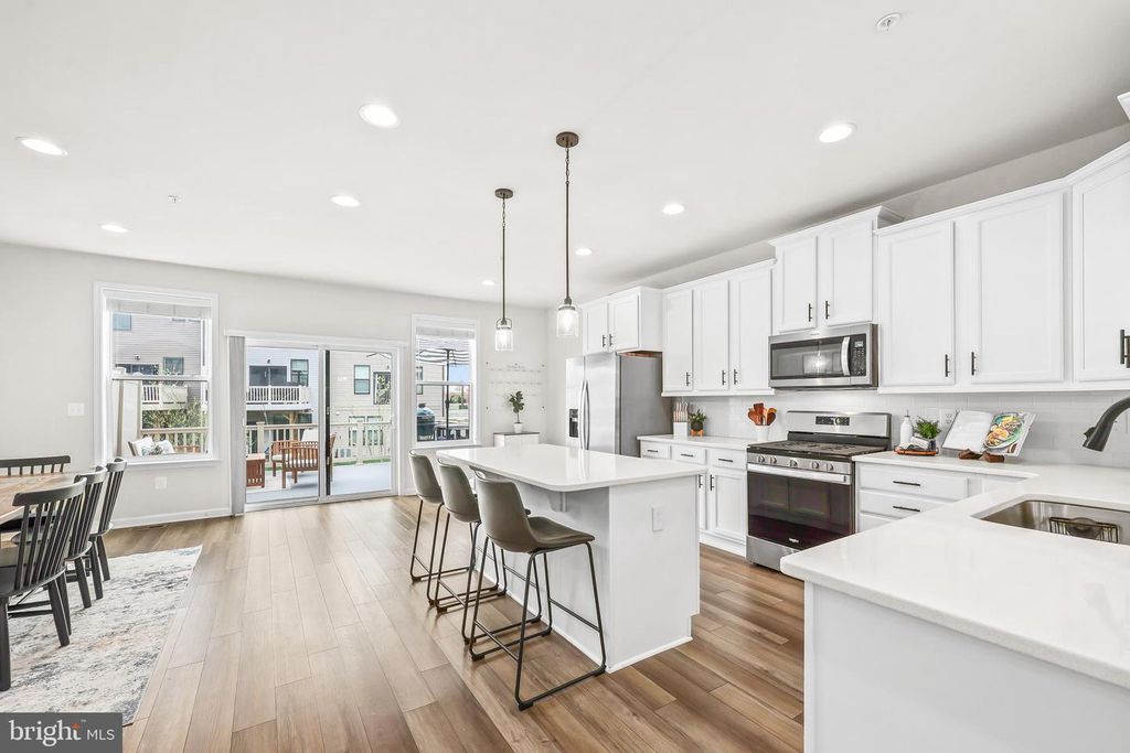 Image 4 of property listing at 4925 VISTA GLEN LN, Lanham, MD 20706