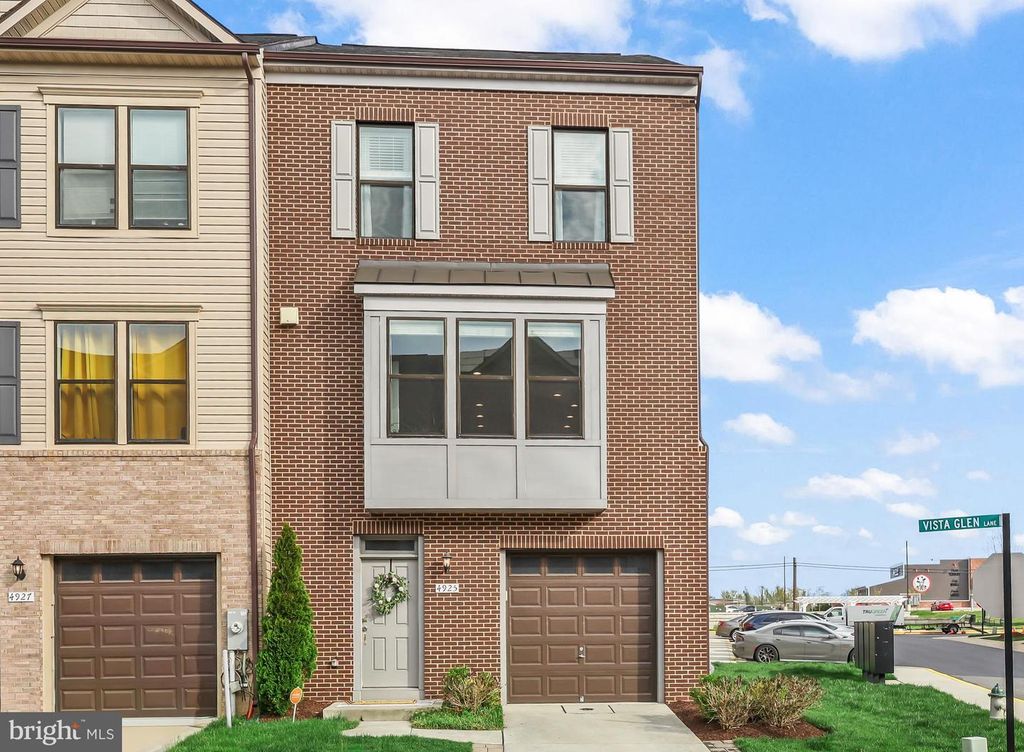 Image 40 of property listing at 4925 VISTA GLEN LN, Lanham, MD 20706