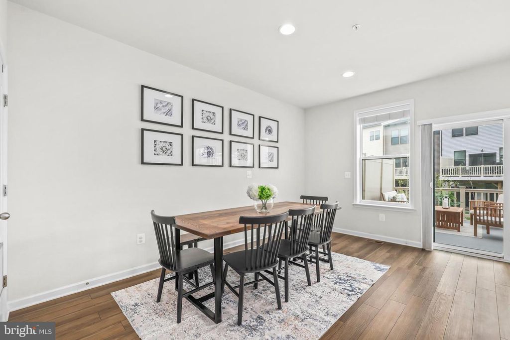 Image 5 of property listing at 4925 VISTA GLEN LN, Lanham, MD 20706