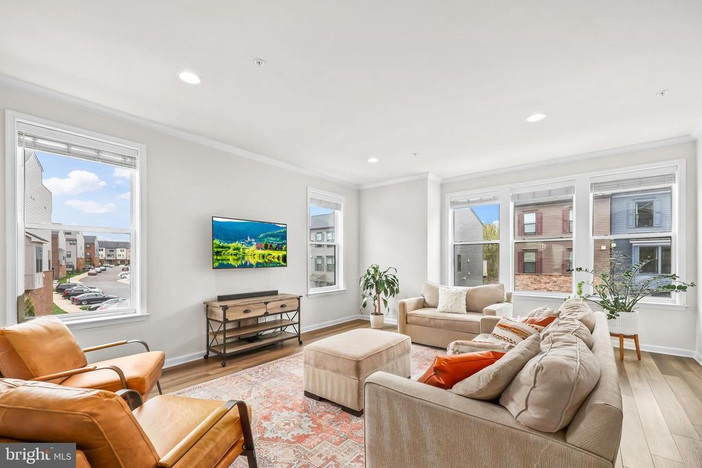 Image 6 of property listing at 4925 VISTA GLEN LN, Lanham, MD 20706