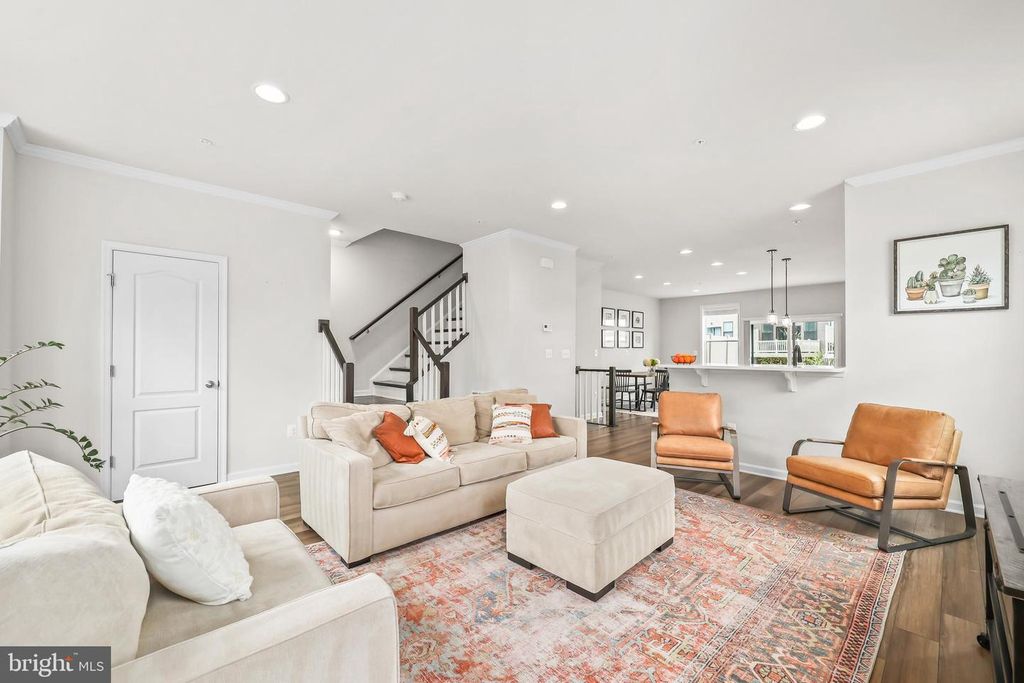 Image 7 of property listing at 4925 VISTA GLEN LN, Lanham, MD 20706