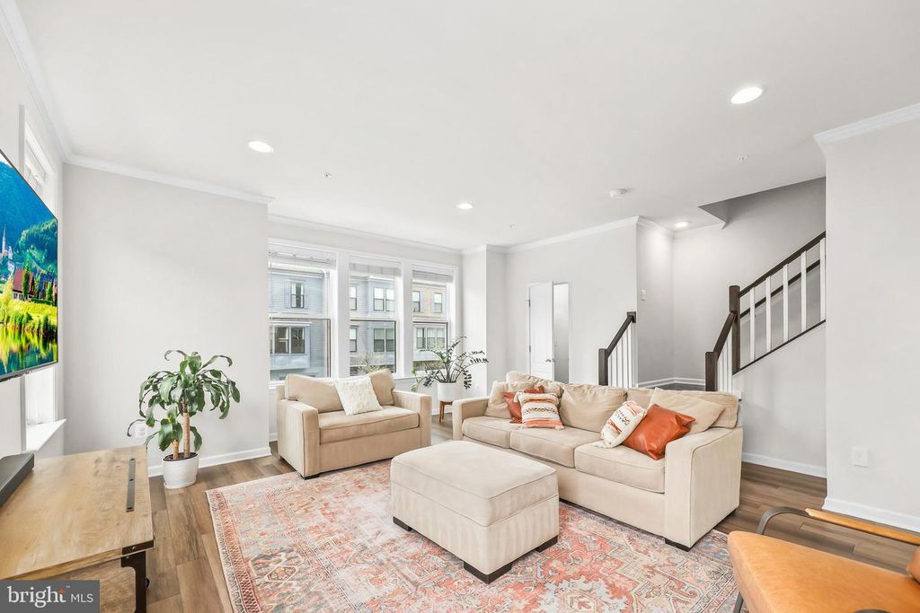 Image 8 of property listing at 4925 VISTA GLEN LN, Lanham, MD 20706