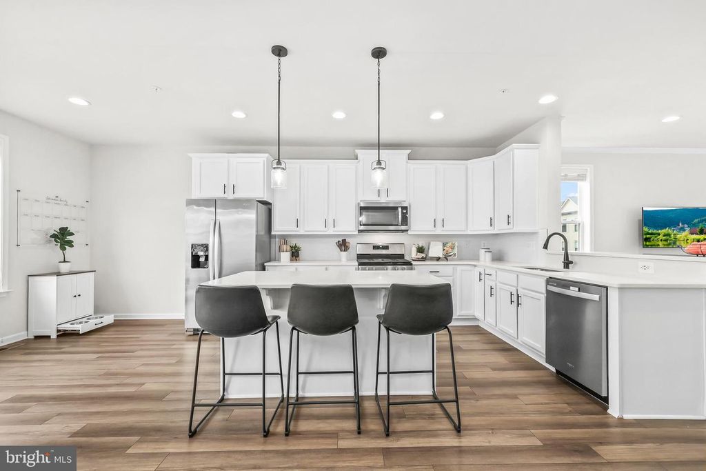 Image 9 of property listing at 4925 VISTA GLEN LN, Lanham, MD 20706