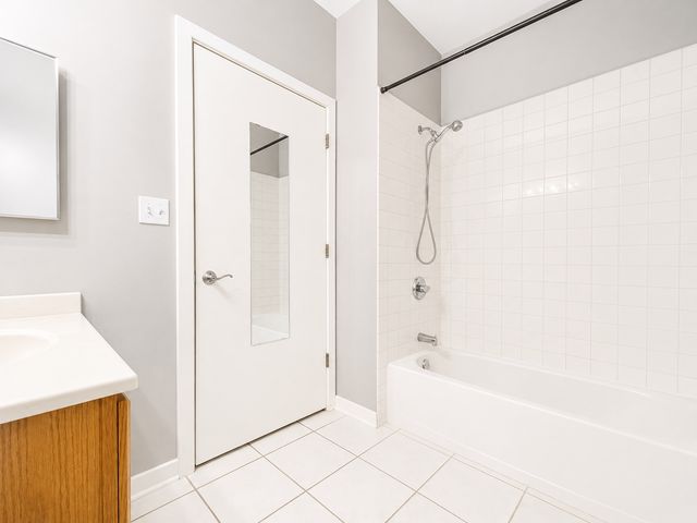 803 E 41ST Street 1B, Chicago, IL 60653