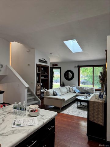 3877 Westlyn Drive, Lake Orion Village, MI 48359