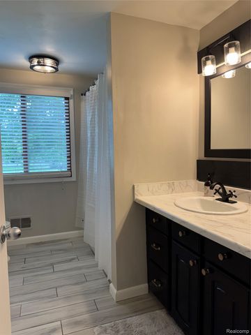 3877 Westlyn Drive, Lake Orion Village, MI 48359