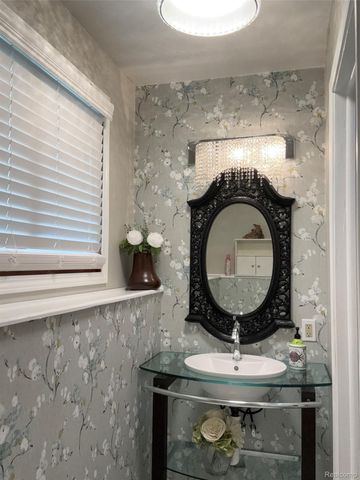 3877 Westlyn Drive, Lake Orion Village, MI 48359