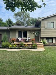 3877 Westlyn Drive, Lake Orion Village, MI 48359