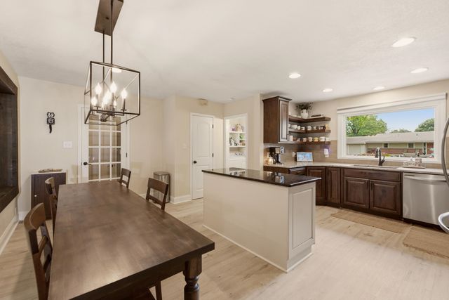 9 W Rolling Hills Dr, Wichita, KS 67212