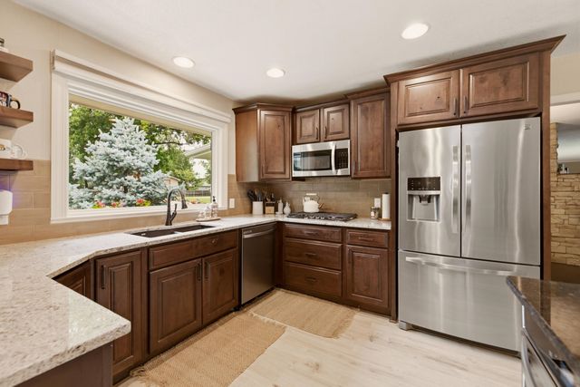 9 W Rolling Hills Dr, Wichita, KS 67212