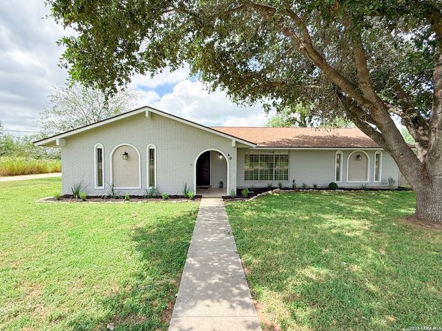 401 BLUEBONNET AVE, Devine, TX 78016
