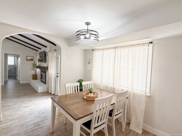 401 BLUEBONNET AVE, Devine, TX 78016