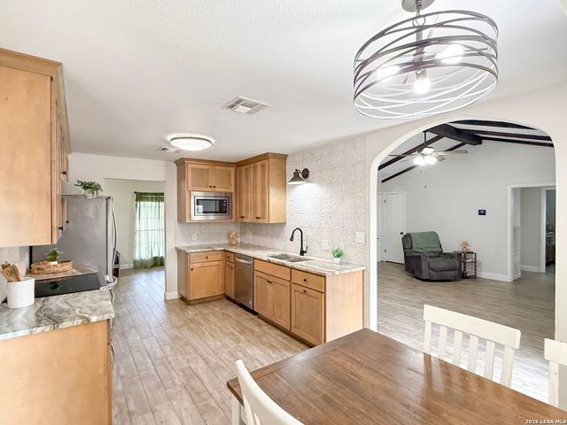 401 BLUEBONNET AVE, Devine, TX 78016