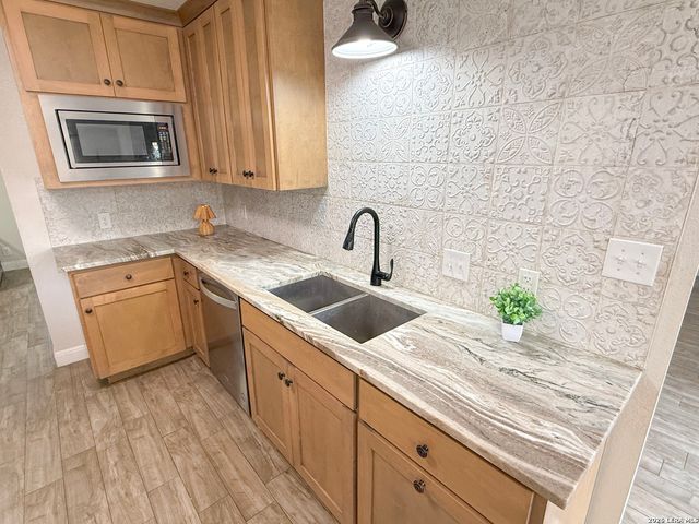 401 BLUEBONNET AVE, Devine, TX 78016