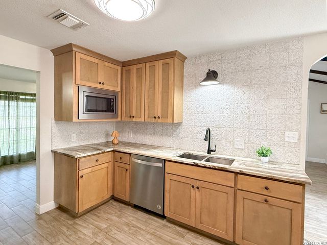 401 BLUEBONNET AVE, Devine, TX 78016