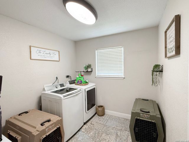 401 BLUEBONNET AVE, Devine, TX 78016