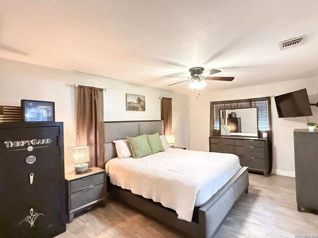401 BLUEBONNET AVE, Devine, TX 78016