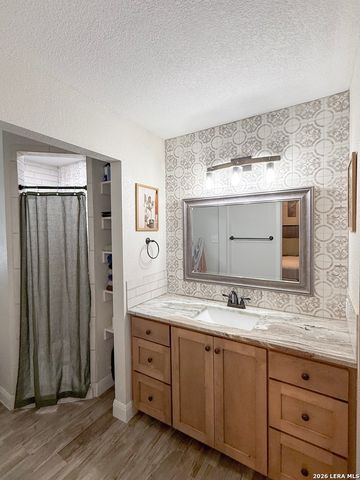 401 BLUEBONNET AVE, Devine, TX 78016
