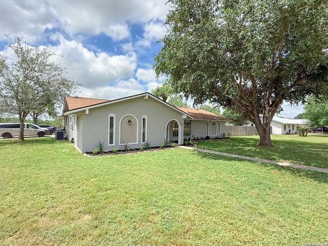 401 BLUEBONNET AVE, Devine, TX 78016