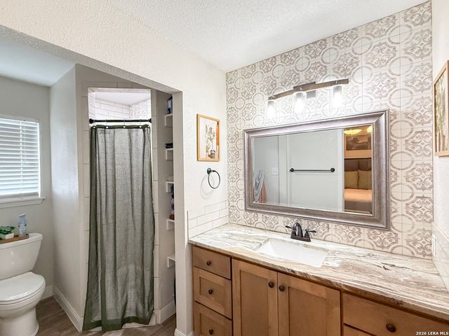 401 BLUEBONNET AVE, Devine, TX 78016