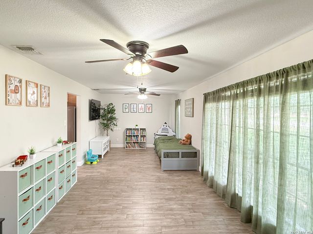 401 BLUEBONNET AVE, Devine, TX 78016