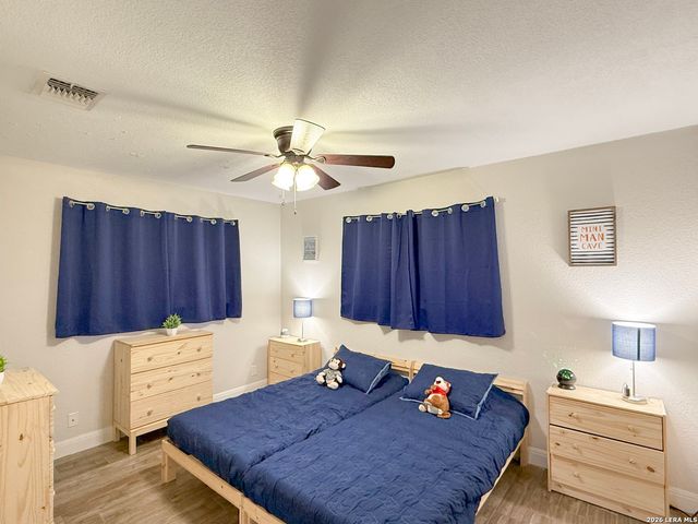 401 BLUEBONNET AVE, Devine, TX 78016
