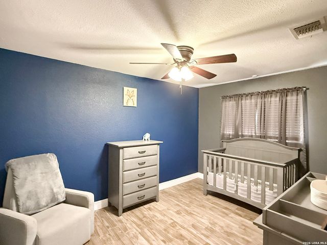 401 BLUEBONNET AVE, Devine, TX 78016