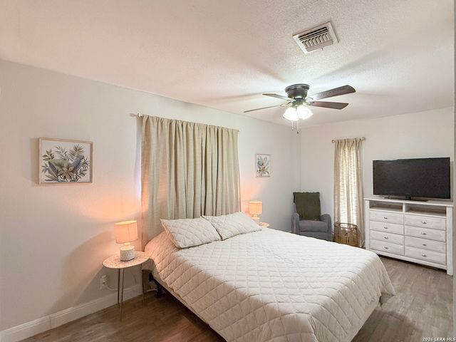401 BLUEBONNET AVE, Devine, TX 78016