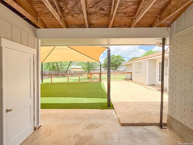 401 BLUEBONNET AVE, Devine, TX 78016
