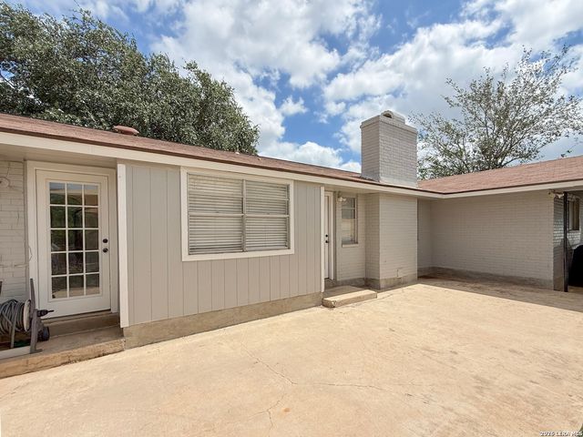 401 BLUEBONNET AVE, Devine, TX 78016