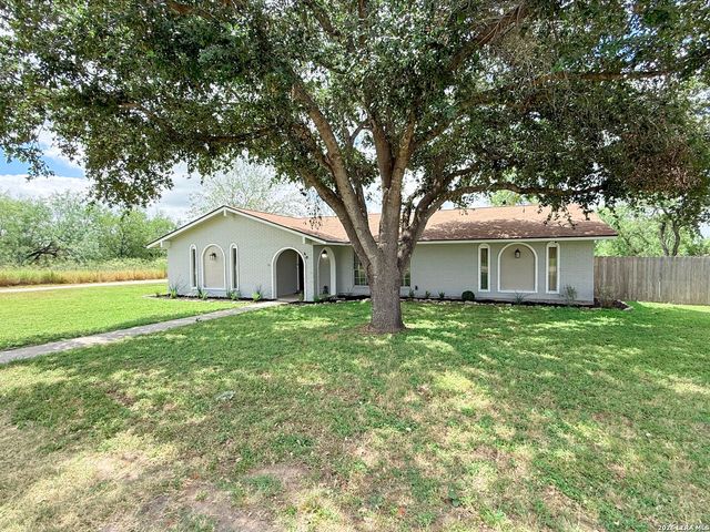 401 BLUEBONNET AVE, Devine, TX 78016
