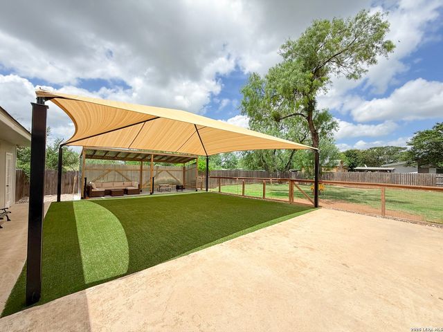 401 BLUEBONNET AVE, Devine, TX 78016