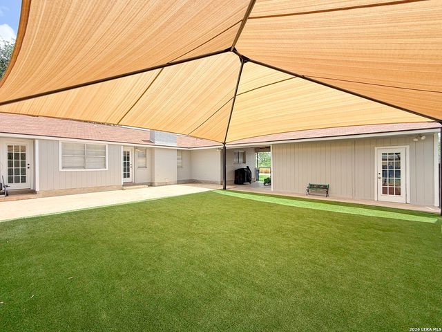 401 BLUEBONNET AVE, Devine, TX 78016