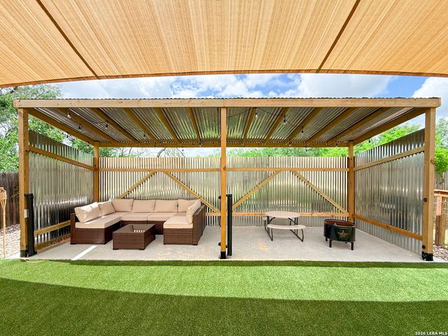 401 BLUEBONNET AVE, Devine, TX 78016