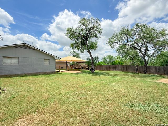 401 BLUEBONNET AVE, Devine, TX 78016