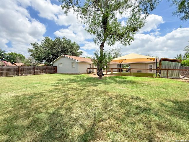 401 BLUEBONNET AVE, Devine, TX 78016