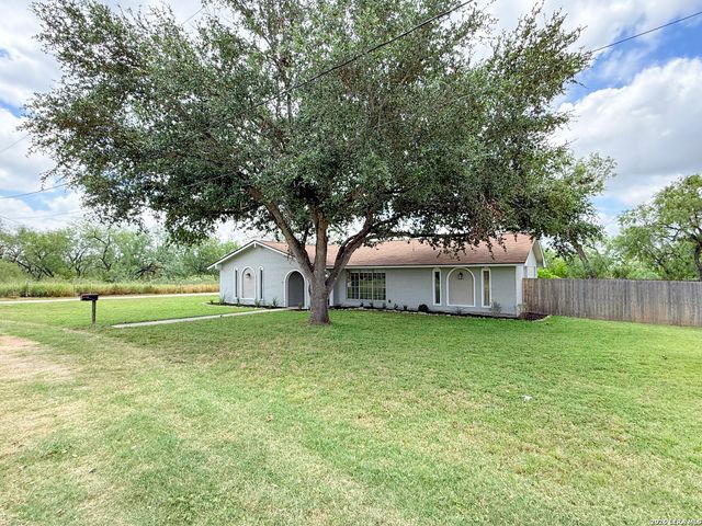 401 BLUEBONNET AVE, Devine, TX 78016