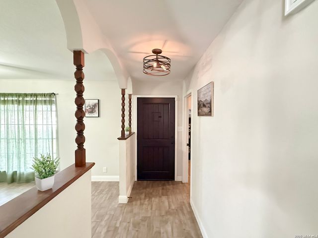 401 BLUEBONNET AVE, Devine, TX 78016
